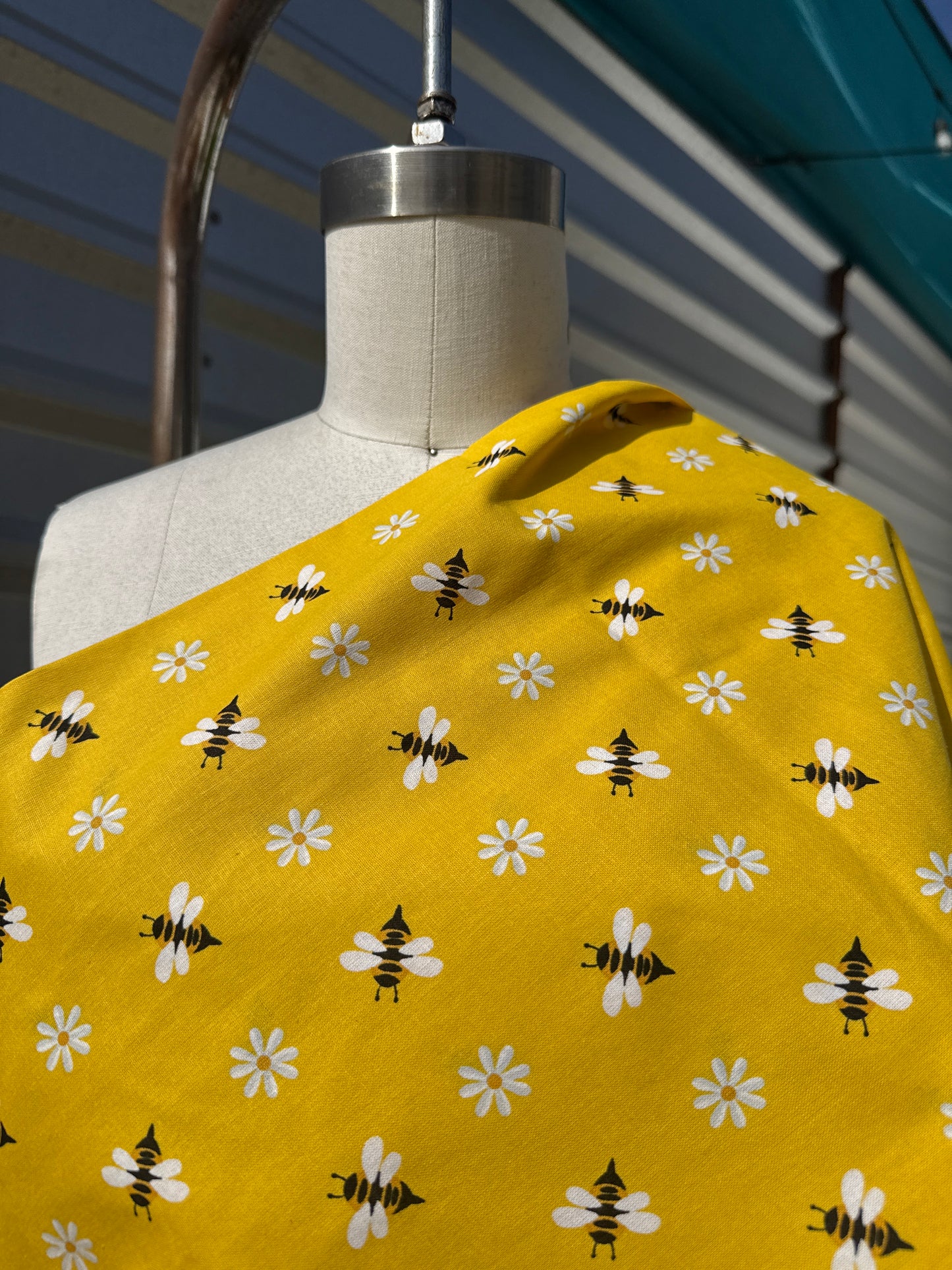 Yellow Bee Print Quilt Cotton "Sweet Honey"