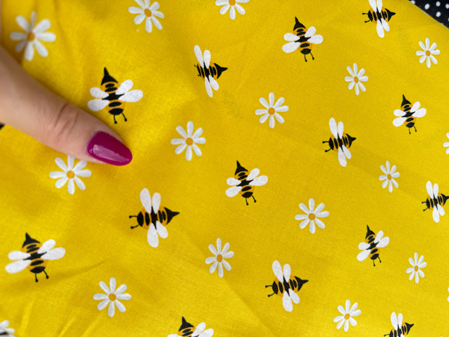 Yellow Bee Print Quilt Cotton "Sweet Honey"
